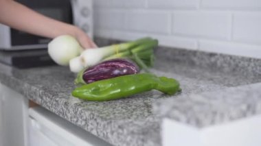 Market poşetinde sebze taşıyan kadın marketten yeni geldi. İzleme - Yatay