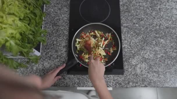 Vue Dessus Une Personne Qui Cuisine Repas Légumes Sains Aide — Video