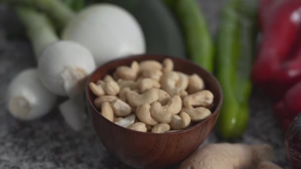 Ingredientes Saludables Con Verduras Frutos Secos Cocina Tiro Enfoque Rack — Vídeos de Stock