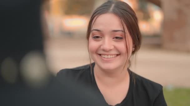 Fericit Bruneta Tânără Femeie Machiaj Vorbind Altă Persoană Parc Vedere — Videoclip de stoc