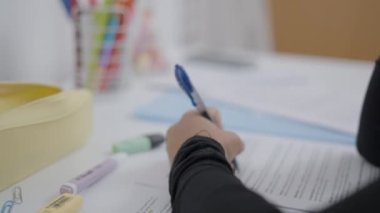 İnternetten ders izleyen ve evden ders çalışan genç bir öğrenci. Genç bir kadın bilgisayar ekranına bakarken video görüşmesinde profesörün matematik çalışmasını izliyor. Kız öğrenci evden ders çalışıyor. -