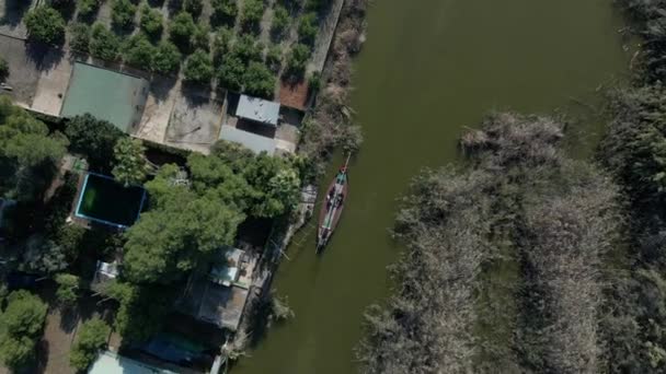 一艘载有游客的船从上到下俯瞰西班牙瓦伦西亚阿尔布费拉自然公园的无人驾驶飞机镜头 4K水平视频 — 图库视频影像