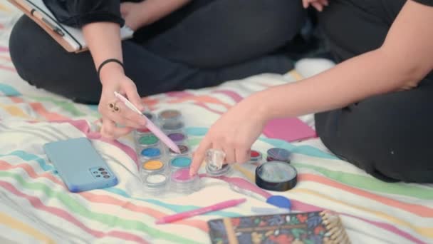 Manos Femeninas Eligen Tono Color Paleta Maquillaje Vista Cerca Mercado — Vídeo de stock