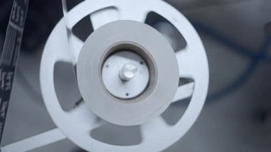 Bira fabrikasındaki konserve kutuları etiketlenirken plaka yuvarlanıyor. Kapat - 4K Yatay Görüntü