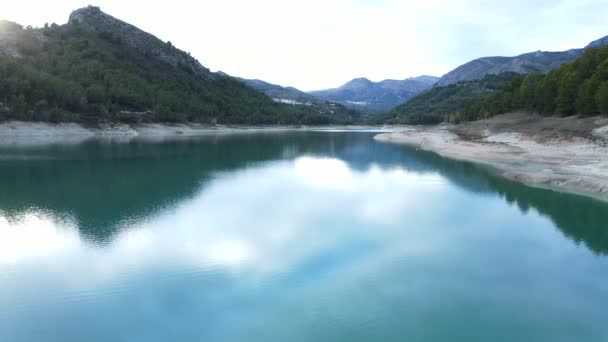 Aerial Push Out Couple Kissing Stony Lake Mountains Spain Horizontal — Stockvideo