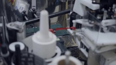 Konveyör Şeridindeki Bira Kutuları - kapat - 4K Yatay Video