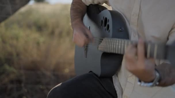 Closing Mans Hands Playing Guitar Outdoors Sunset Видео — стоковое видео