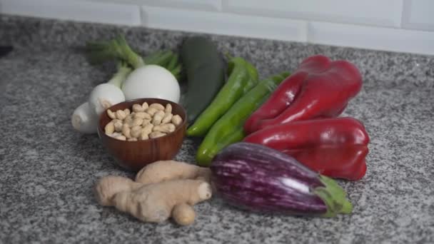 在厨房里放些生菜的腰果碗 — 图库视频影像