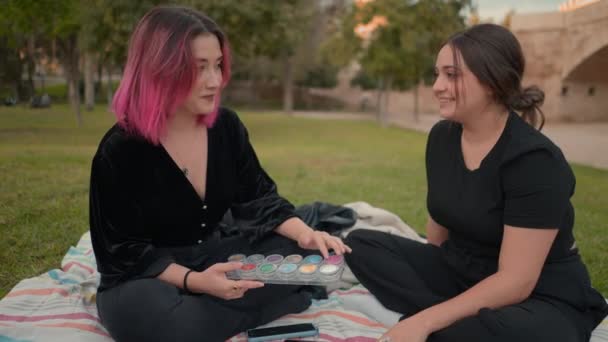 Pink Brown Haired Girls Chatting Laughing Park Medium Close Horizontal — Stock videók