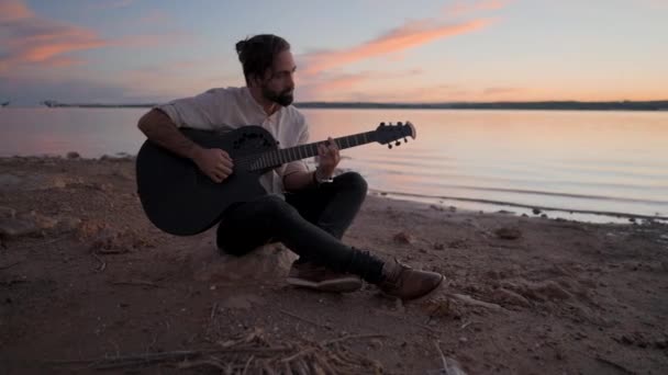 Uomo Caucasico Spagnolo Che Suona Chitarra Sulla Spiaggia Vicino Lago — Video Stock