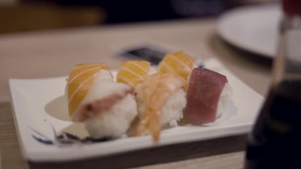 Tischdekoration Für Das Abendessen Asiatischen Restaurant Gläser Und Keramisches Geschirr — Stockvideo