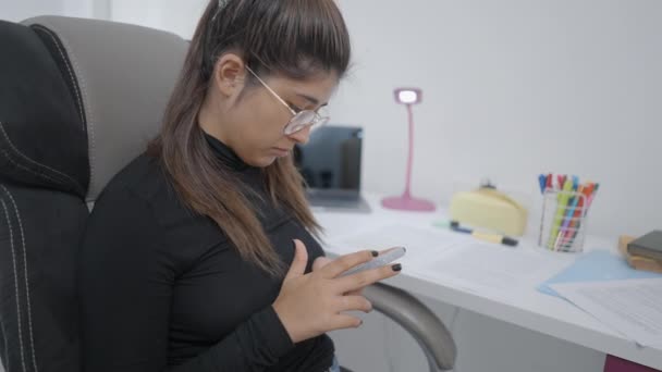 Молодая Девушка Студентка Колумбийского Университета Сидит Стуле Проверяет Телефон Горизонтальное — стоковое видео