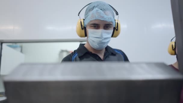 Male Worker Mask Hairnet Headphones Operation Beer Factory Medium Shot — Stockvideo