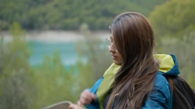 Genç esmer, İspanya 'da yürürken şapka takıyor, yakın görüş - yatay görüntü