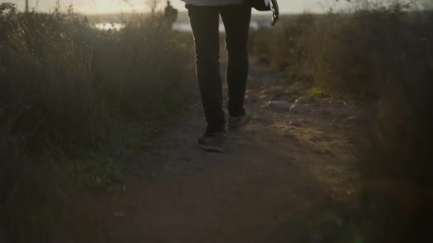 Man Holding Guitar Hand Walking Countryside Trail Sunset Vissza Nézet — Stock videók