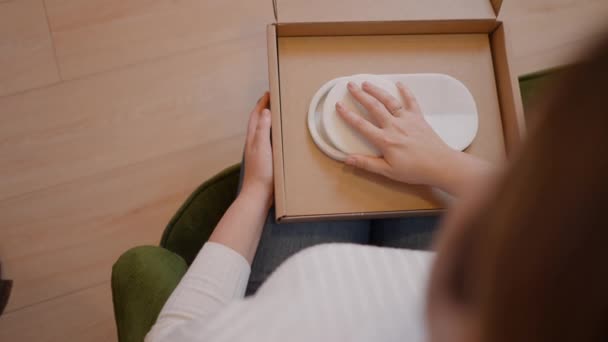 Diseñadora Producto Mujer Comprobando Tapa Del Joyero Desliza Bien Antes — Vídeo de stock