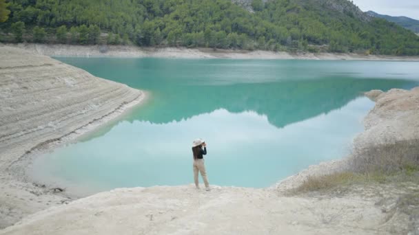 Ampla Vista Menina Junto Lago Tranquilo Tirar Fotos Espanha Vídeo — Vídeo de Stock