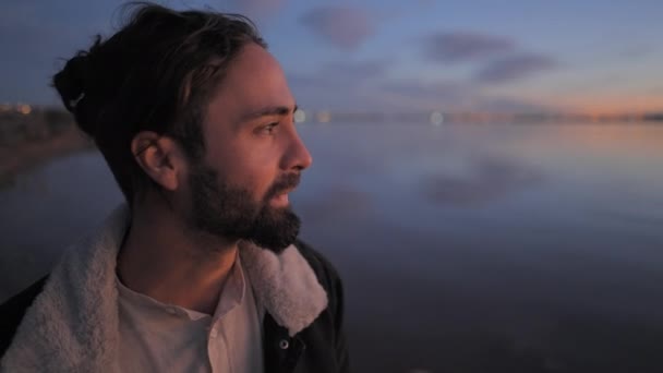 Retrato Guapo Barbudo Disfrutando Una Puesta Sol Junto Lago Mirando — Vídeos de Stock