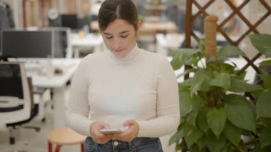 Ofiste Çekici Mutlu İş Kadını Akıllı Telefonuyla Video Oyunları Oynuyor - Yatay 4K video