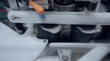 Bira fabrikasındaki dikiş istasyonunda konveyörle bira doldurulmuş. - Kapat - 4K Yatay Video