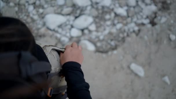 Girl Mengambil Kompas Dari Saku Dan Membukanya Bahu Tampilan Video — Stok Video
