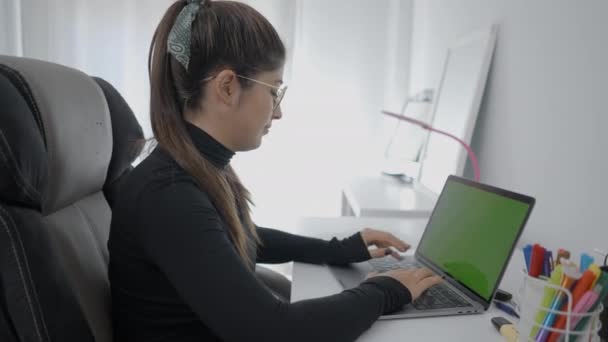 Jong Meisje Zit Aan Een Tafel Typt Snel Haar Laptop — Stockvideo