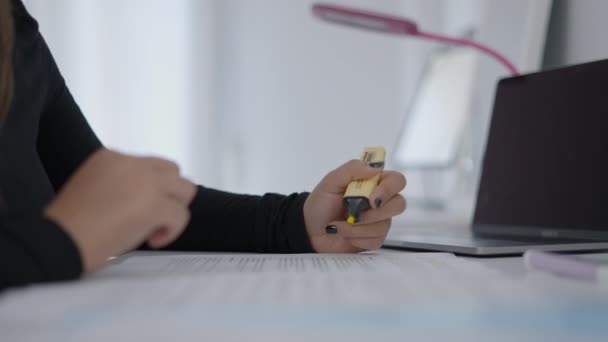 Young Student Sitting Table Reading Her Study Material Holding Highlighter — Vídeo de Stock