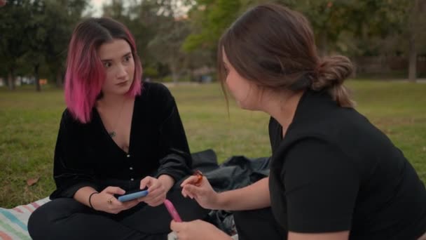 Dos Jóvenes Mujeres Caucásicas Amigas Compartiendo Tiempo Libre Juntas Amistad — Vídeos de Stock