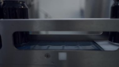 Bira Fabrikasında Alüminyum İçecek Kutuları Taşıma Taşıma Taşıma Hattı - Yakın çekim - 4K Yatay Video