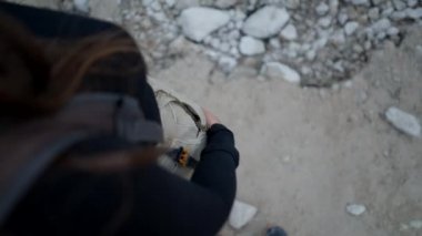 Kız cebinden pusulayı alır ve taşlı doğada kullanır, yakın görüş - yatay video