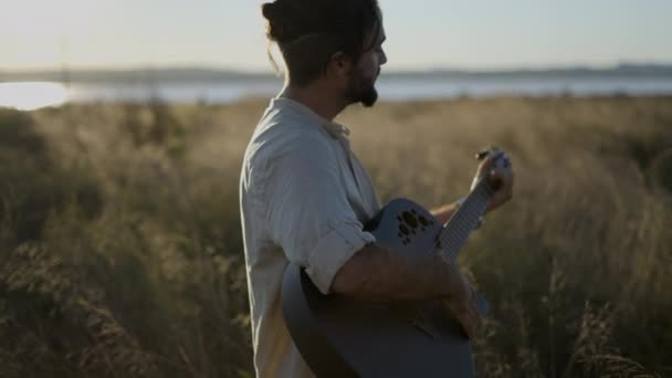 Man Guitarist Állva Füves Területen Spanyolországban Játszani Akkordok Fekete Akusztikus — Stock videók