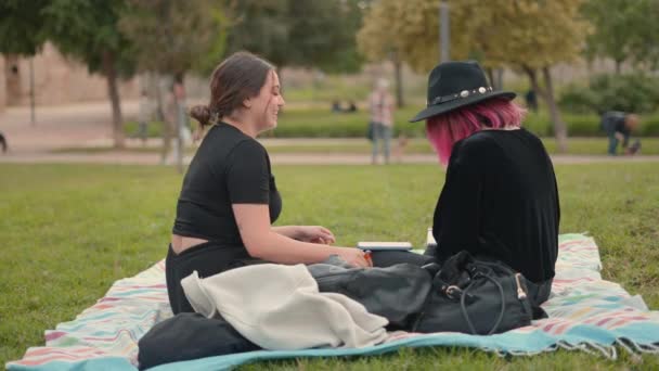 Slomo Scene Two Friends Sitting Grass City Park Having Fun — Vídeo de Stock