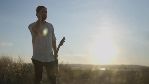 Portret Van Jonge Bebaarde Gitarist Casual Wit Shirt Praten Mobiele — Stockvideo