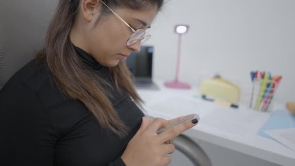 Primer Plano Una Joven Estudiante Sentada Una Silla Usando Teléfono — Vídeo de stock
