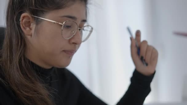 一名年轻的女大学生在家中学习时 戴着圆形眼镜 近照一张 4K水平视频 — 图库视频影像