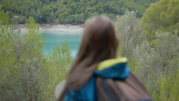 Jonge Vrouw Zet Hoed Loopt Het Bos Met Rugzak Spanje — Stockvideo