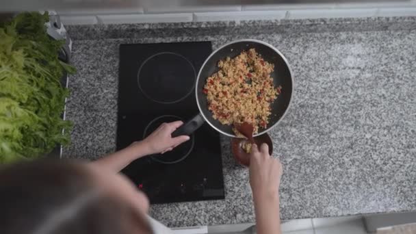 Inyección Aérea Una Encantadora Mujer Transfiriendo Comida Arroz Recién Cocinado — Vídeo de stock