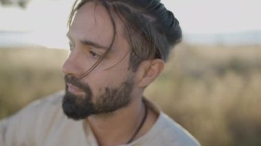 İspanya 'nın kırsal kesimlerinde gitar çalan İspanyol gitaristin arka plandaki yüz ifadeleri - yavaş çekim, yakın plan - 4K video