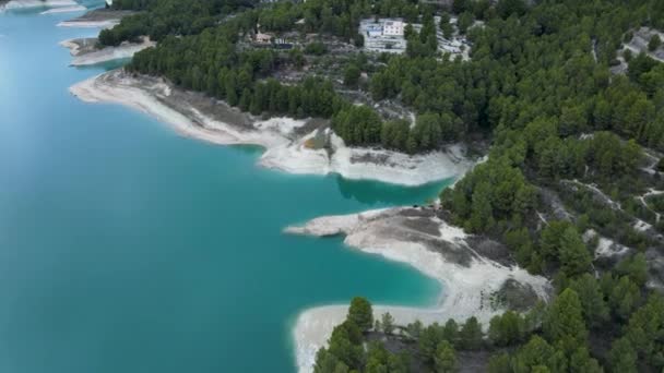 Aerial Jeziora Lasu Budynków Przez Erozji Wybrzeża Gwadelest Poziome Wideo — Wideo stockowe