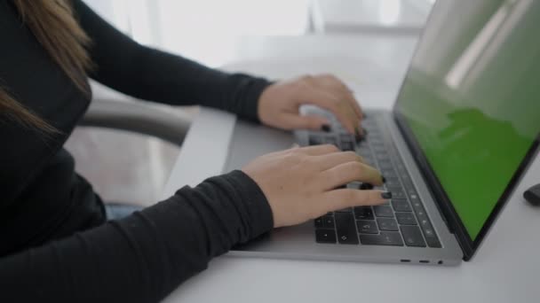 Close Shot Young Girls Hands Typing Her Laptop Student Colombian — Vídeo de Stock