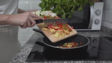 Tahta tahtada doğranmış sebzeler ve arka planda yeşil ekranlı Bokeh tableti. Büyüt - Yatay