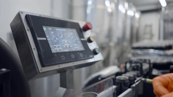 Workers Hand Rubber Glove Pressing Automated Machine Beer Factory Canning — Stok Video