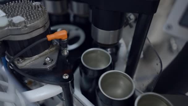 Bira Fabrikasındaki Bira Kutularıyla Taşıyıcı Kayışı Yakın Plan Yatay Video — Stok video