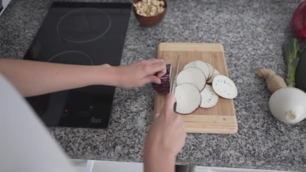 Mujer Joven Ata Pelo Antes Cocinar Cocina Casera Tiro Medio — Vídeos de Stock