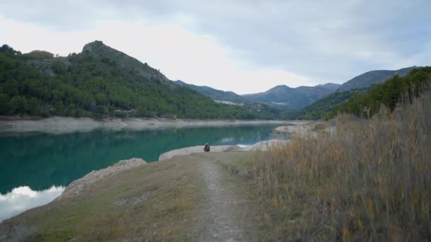 Pov Camminare Verso Altra Persona Riva Lago Colline Boscose Spagna — Video Stock