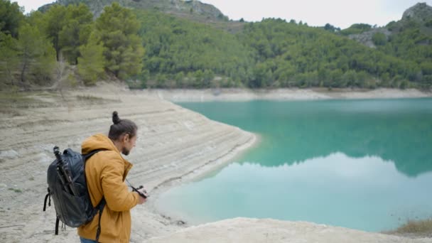 Jovem Com Mochila Tira Fotos Lago Floresta Espanha Vídeo Horizontal — Vídeo de Stock