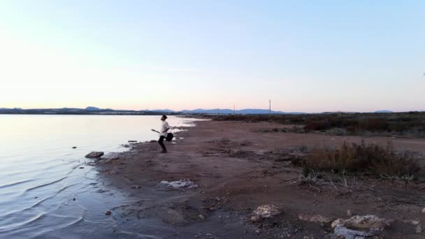 Homme Hipster Avec Guitare Court Vers Front Mer Saute Les — Video