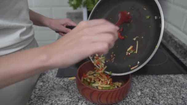 新鮮な調理と蒸しミックス野菜は 台所で木製のボウルに配置 — ストック動画