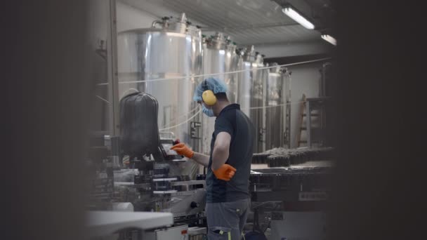 Operaio Maschile Maschera Che Opera Attrezzature Produzione Birra Durante Processo — Video Stock