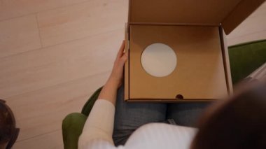 Kadın tasarımcı yeni ürün paketlemesini - mücevher kutusu - üst görünüm - yatay 4K video